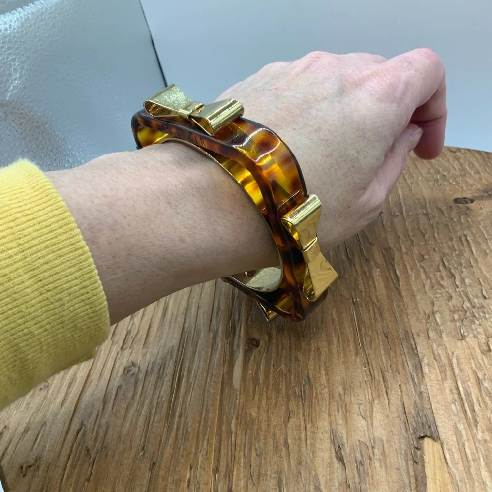 Ted Baker London Charry Tortoise Shell Acrylic Gold Tone Bow Square Bangle - Picture 5 of 6